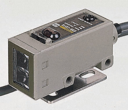Capteur photoélectrique, système diffus, LED infrarouge, portée 2 m, corps rectangulaire, sortie PNP, précâblé, IP67